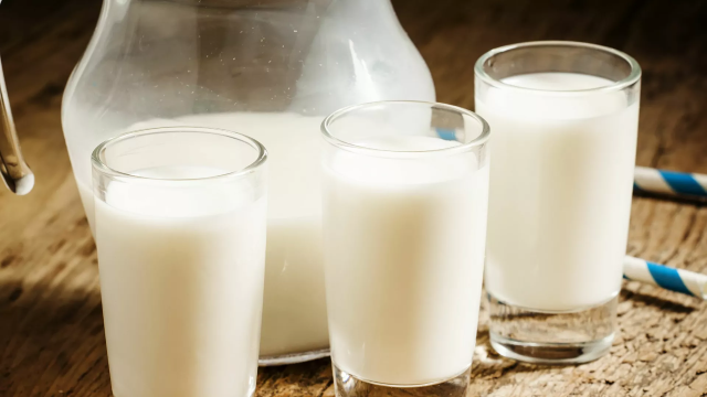 Tại Anh, khách hàng có thể tự "thẩm định" chất lượng sữa trước khi mua thay vì xem nhãn dán hạn sử dụng.