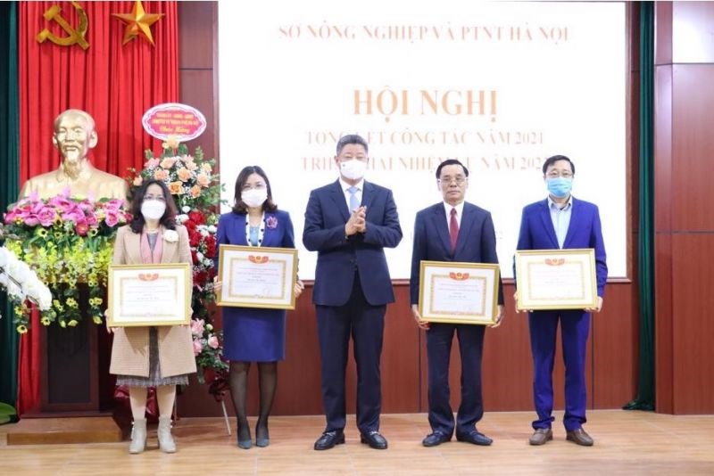 Ông Nguyễn Mạnh Quyền, Phó Chủ tịch UBND TP trao thưởng cho các tập thể, cá nhân.
