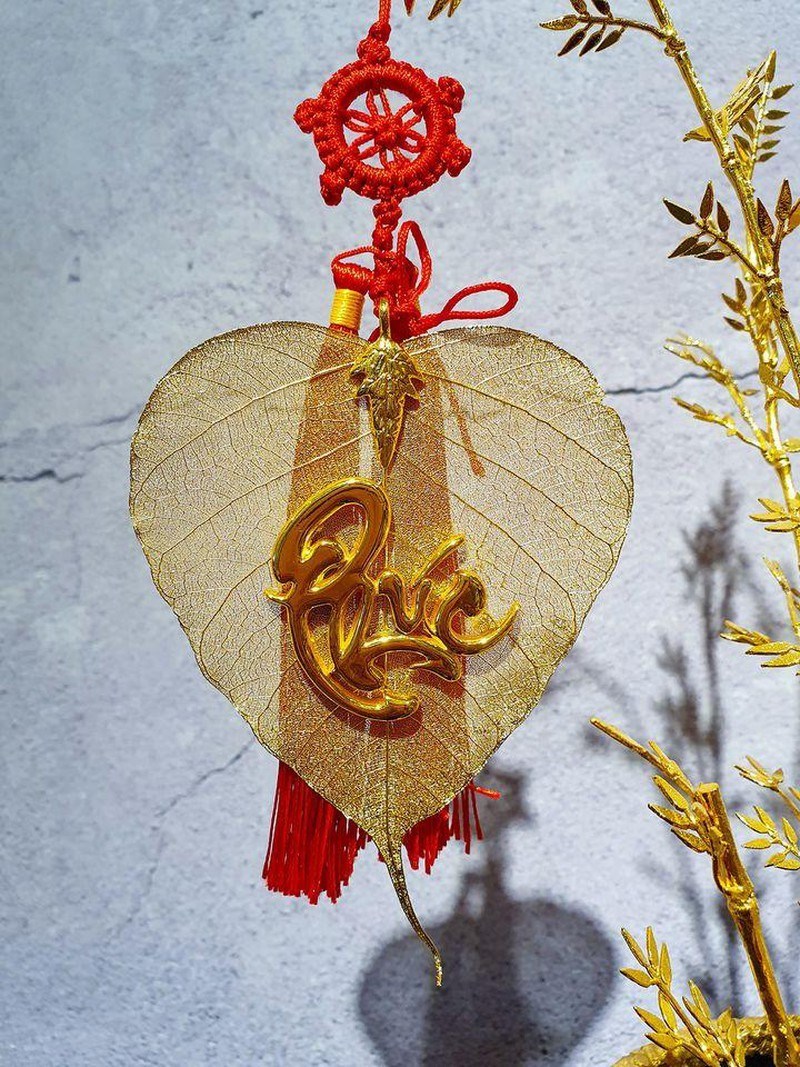 Những chiếc lá bồ đề mạ vàng nét từng gân lá tại Tâm Bồ Đề. Khách hàng có thể đặt Chuyên thiết kế, sản xuất tượng Phật, lá bồ đề, đồ phong thủy, các biểu tượng, loài hoa, linh vật mạ vàng 24k theo yêu cầu.