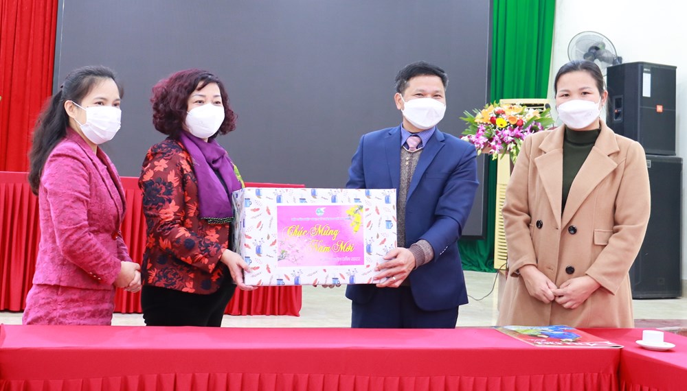 Lãnh đạo Trung tâm nuôi dưỡng và điều dưỡng người có công số 2 (Ứng Hoà, Hà Nội) nhận phần quà Tết mà Hội LHPN TP Hà Nội trao tặng