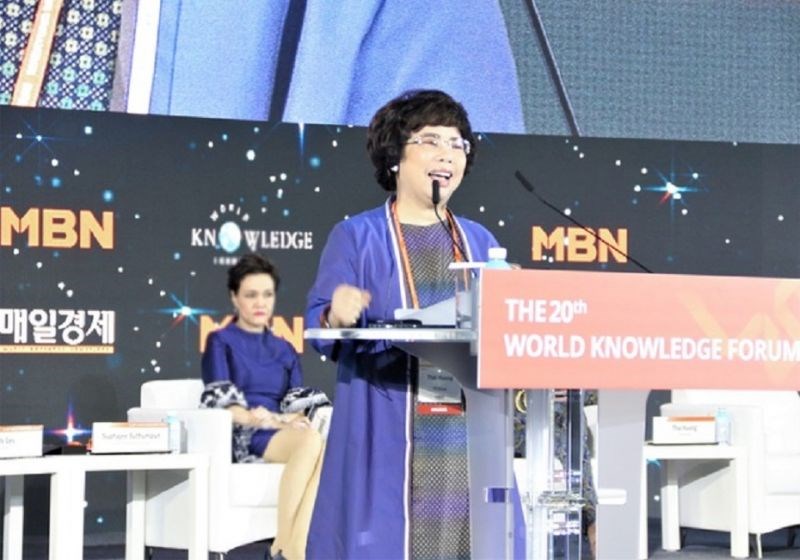 Bà Thái Hương phát biểu tại Diễn đàn Tri thức Thế giới năm 2019 tại Hàn Quốc và được trao tặng Giải thưởng Nữ Doanh nhân Quyền lực tại đây