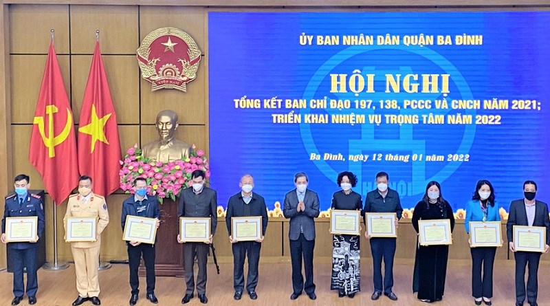 Nhân dịp này, UBND quận Ba Đình đã tổ chức khen thưởng cho các tập thể, cá nhân có thành tích xuất sắc trong thực hiện công tác năm 2021 của Ban Chỉ đạo 197, 138, phòng cháy, chữa cháy và cứu nạn, cứu hộ.