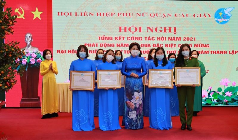 Đồng chí Lê Quỳnh Trang - Uỷ viên Thường vụ, Tổng Biên tập báo Phụ nữ Thủ đô tặng bằng khen cho các đơn vị có thành tích xuất sắc năm 2021