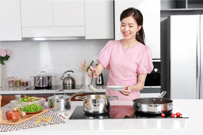 Không chỉ “hiểu” và “chiều” những người nội trợ, bếp từ còn giúp người phụ nữ biết cách nấu nướng an toàn cho sức khoẻ