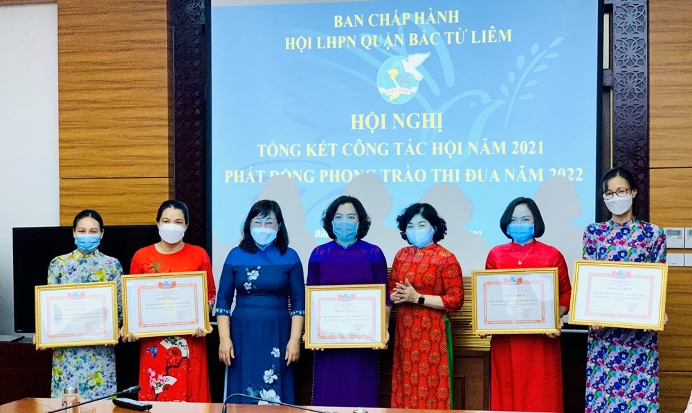Lãnh đạo Hội LHPN TP Hà Nội và Quận Hội tặng bằng khen cho các cá nhân đạt thành tích xuất sắc trong công tác Hội