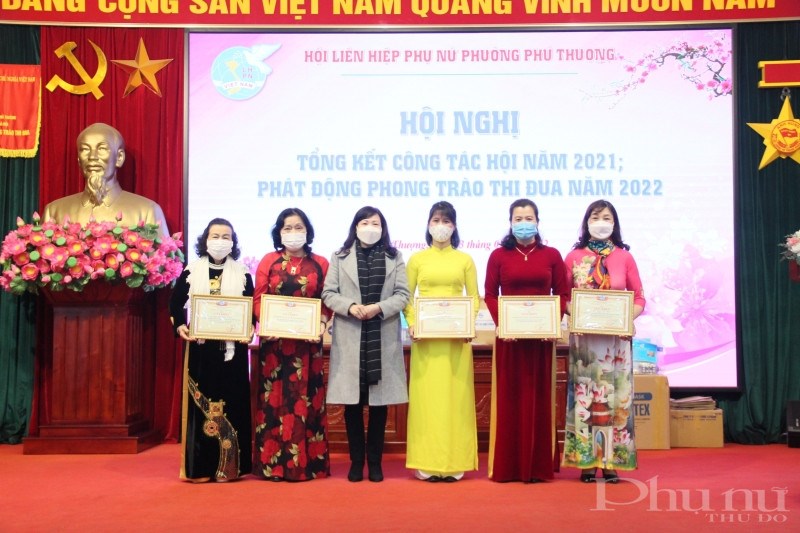 Đồng chí Bùi Thị Ngọc Thúy - Chủ tịch Hội LHPN quận Tây Hồ trao khen thưởng của Quận Hội cho tập thể, cá nhân có thành tích xuất sắc năm 2021.