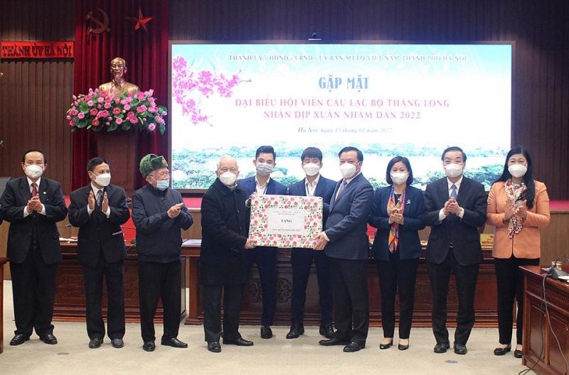 Bí thư Thành ủy Hà Nội tặng quà cho Câu lạc bộ Thăng Long