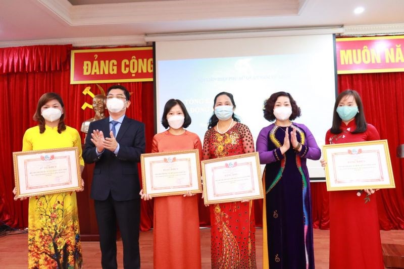 Các đồng chí Lê Thị Thiên Hương, Lâm Quang Thao trao bằng khen của UBND TP Hà Nội cho các tập thể và cá nhân  của Hội LHPN quận Nam Từ Liêm