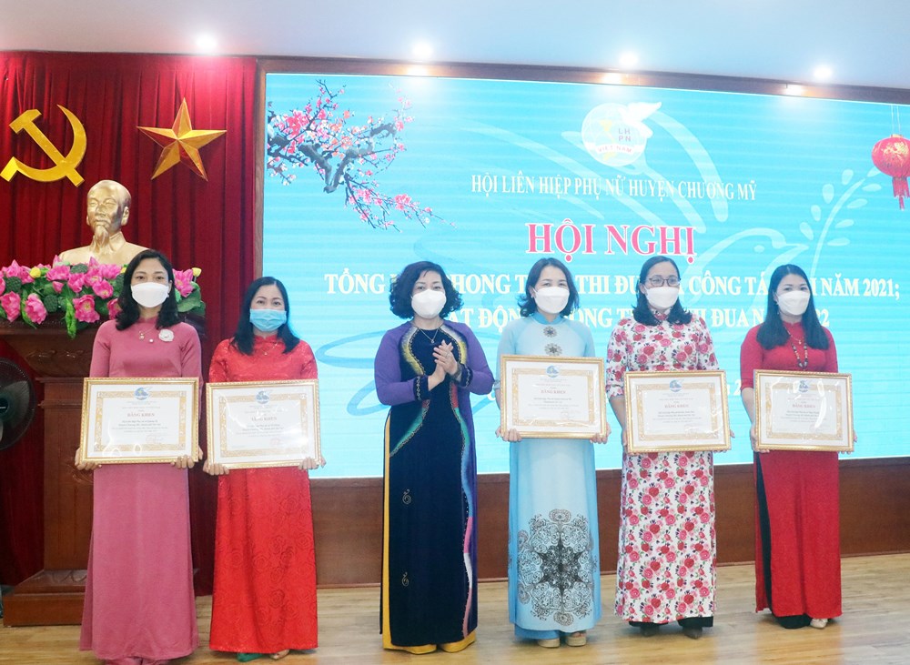 Lãnh đạo Hội LHPN TP Hà Nội tặng bằng khen cho các tập thể có thành tích xuất sắc trong phong trào phụ nữ và công tác Hội được Trung ương Hội và Thành Hội khen thưởng