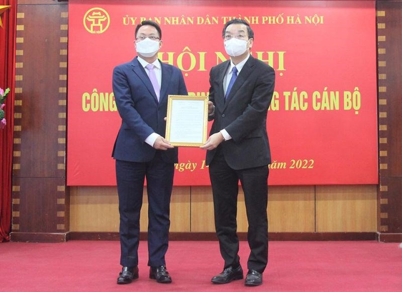 Chủ tịch UBND TP Chu Ngọc Anh trao quyết định cho tân Phó giám đốc Sở TT-TT