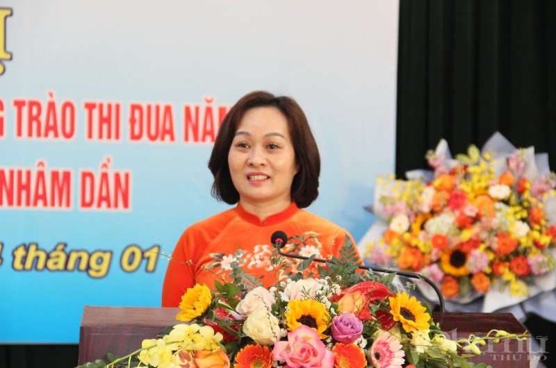 Đồng chí Phạm Thị Thanh Hương - Phó Chủ tịch Hội LHPN Hà Nội ghi nhận và gợi mở một số hoạt động Hội LHPN Hoàng Mai cần thực hiện.