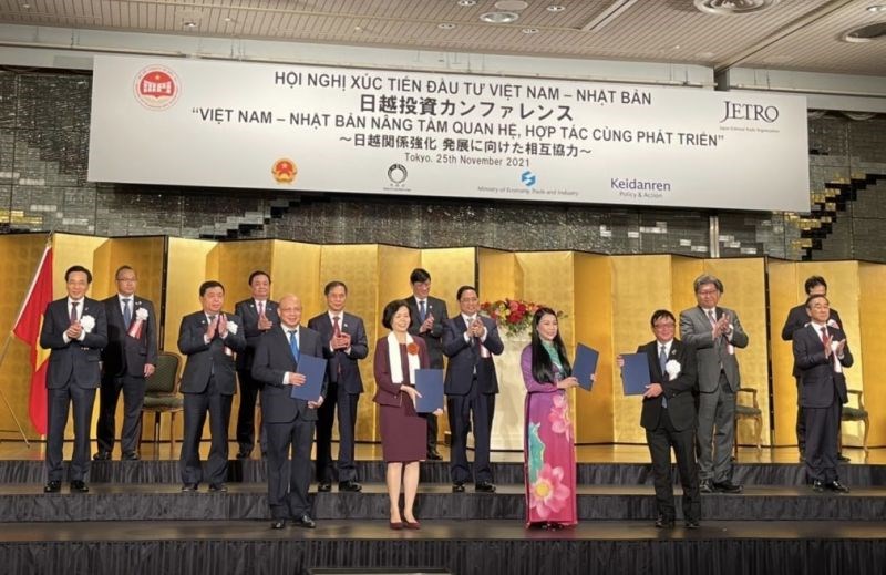 Đại diện Vinamilk trao Biên bản ghi nhớ hợp tác cho dự án bò thịt có vốn đầu tư 500 triệu USD tại Nhật Bản