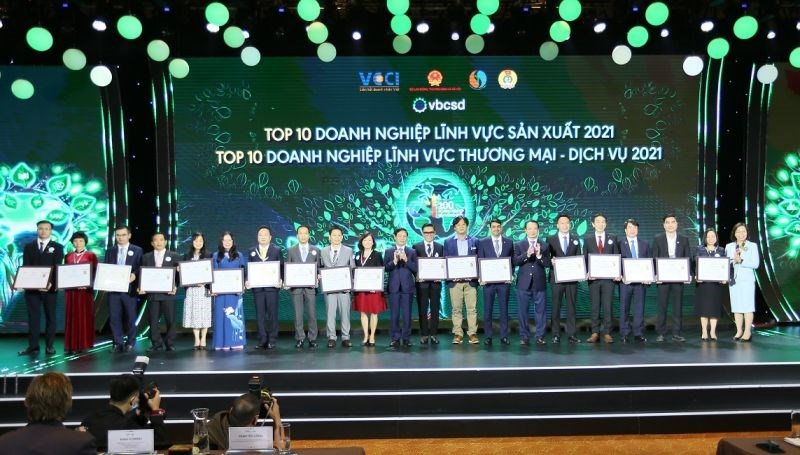 Đại diện Vinamilk (thứ 5 từ trái sang) nhận giải thưởng Top 10 Doanh nghiệp phát triển bền vững Việt Nam 2021 - lĩnh vực sản xuất