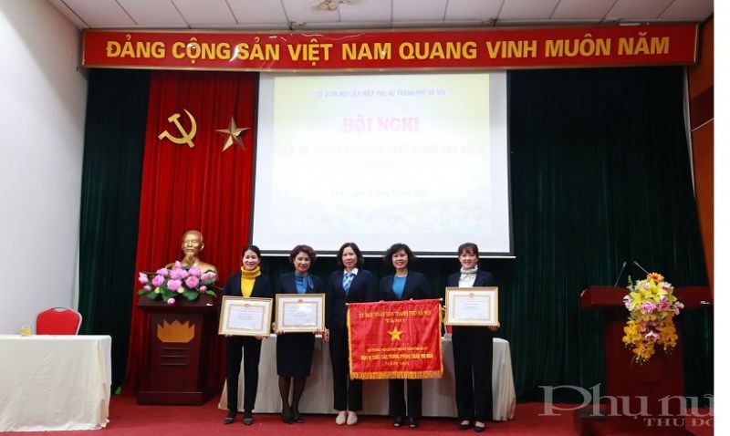 Đồng chí Lê Kim Anh, Thủ trưởng cơ quan, Chủ tịch Hội LHPN Hà Nội đã tặng Cờ đơn vị xuất sắc trong phong trào thi đua cho tập thể Văn phòng Hội LHPN Hà Nội; tặng danh hiệu 