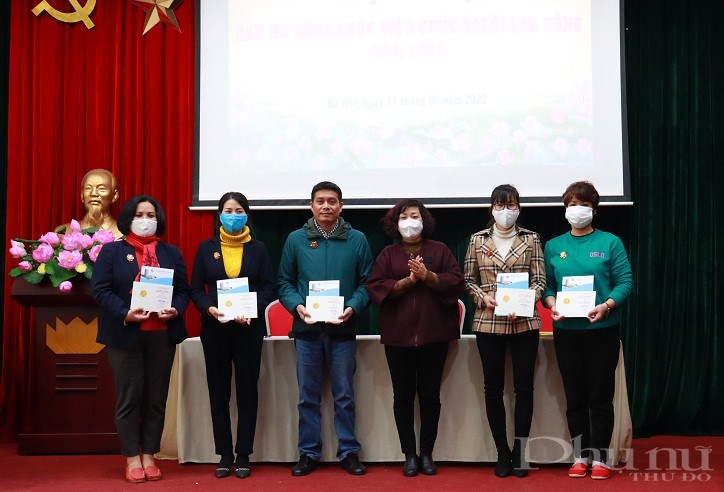 Đồng chí Lê Thị Thiên Hương, Phó Chủ tịch Hội LHPN Hà Nội trao kỷ niệm chương cho các cán bộ công chức viên chức người lao động cơ quan Hội LHPN Hà Nội