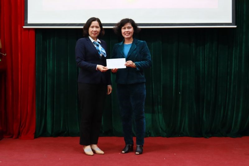 Đồng chí Lê Kim Anh, Bí thư Đảng đoàn cơ quan Hội LHPN Hà Nội trao thưởng Chi bộ hoàn thành xuất sắc nhiệm vụ năm 2021 cho Chi bộ Văn phòng Hội LHPN Hà Nội
