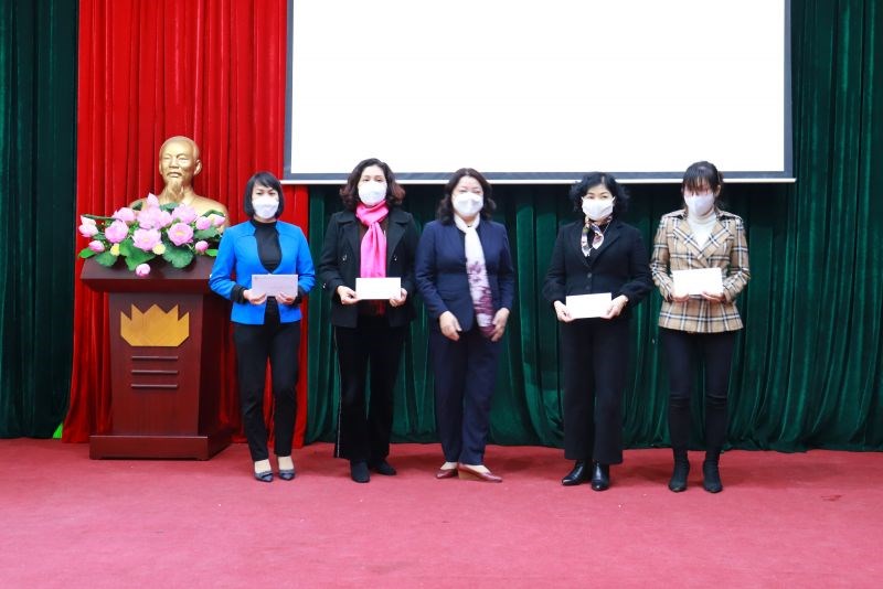 Đồng chí Nguyễn Thị Thu Thủy, Bí thư Đảng ủy, Phó Chủ tịch thường trực Hội LHPN Hà Nội trao thưởng cho 4 đảng viên  hoàn thành tốt công tác Đảng