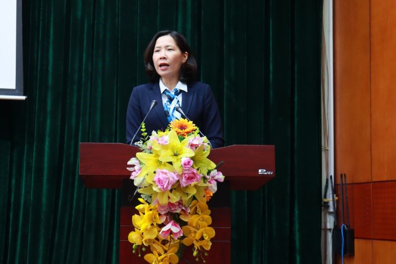 Đồng chí Lê Kim Anh, Bí thư Đảng đoàn Chủ tịch Hội LHPN Hà Nội phát biểu tại Hội nghị