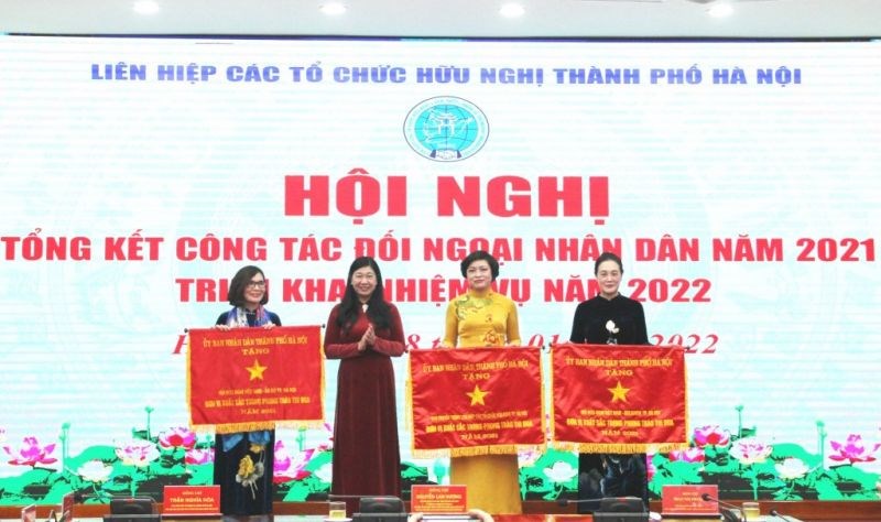 Chủ tịch UBMTTQ TP Hà Nội trao Cờ thi đua xuất sắc cho các đơn vị