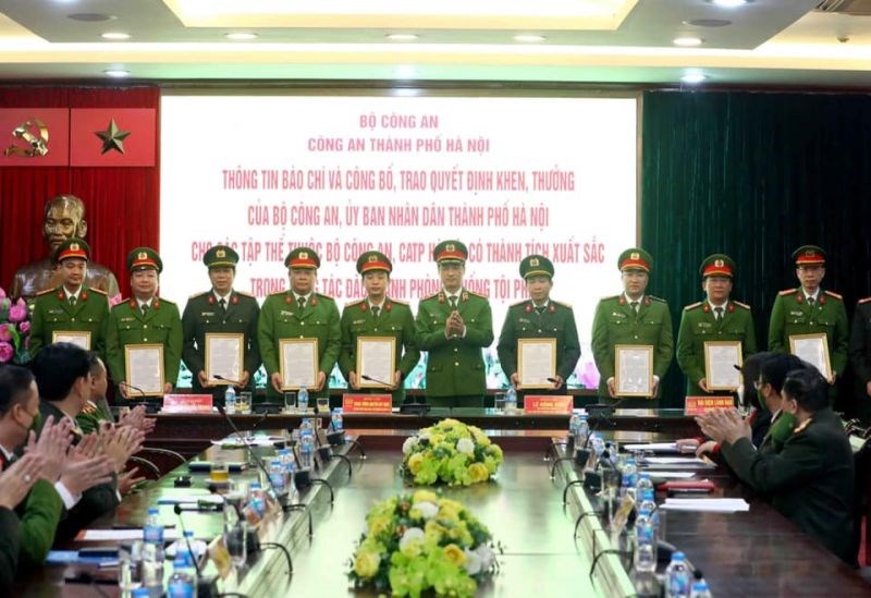 Phó Chủ tịch Thường trực UBND thành phố Lê Hồng Sơn trao thưởng cho các tập thể, cá nhân.