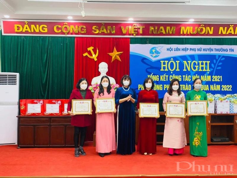 Đồng chí Nguyễn Thị Thanh Nhàn, Chủ tịch Hội LHPN huyện Thường Tín trao Giấy khen cho các tập thể, cá nhân có thành tích xuất sắc năm 2021