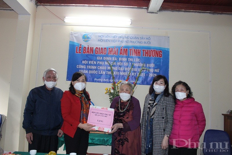Trong  ngày vui nhận nhà mới,bà Lộc còn nhận được nhiều phần quà của Hội PN quận trao tặng