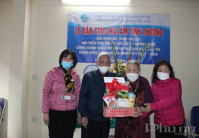 Các phần quà của Đảng ủy phường, cùng chi hội phụ nữ số 7 chung vui với gia đình bà Lộc