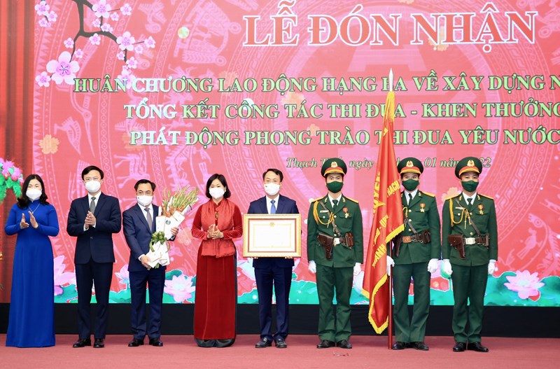 Thừa ủy quyền của Chủ tịch nước, Phó Bí thư Thường trực Thành ủy trao phần thưởng cao quý cho huyện Thạch Thất