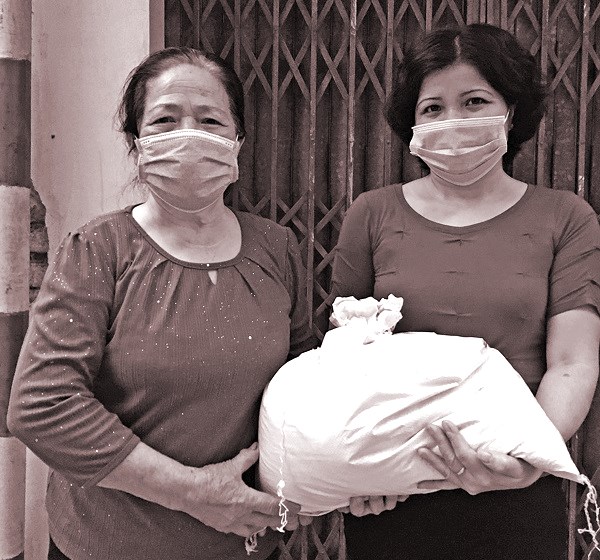Cán bộ Hội Phụ nữ quận Bắc Từ Liêm tặng gạo cho phụ nữ có hoàn cảnh khó khăn trên địa bàn
