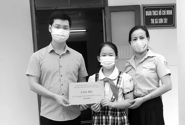 Em Lương Hoàng Yến, học sinh lớp 5A, trường Tiểu học Trung Sơn Trầm, thị xã Sơn Tây, Hà Nội trao tặng quỹ “Trung thu cho em” hỗ trợ trẻ em gặp khó khăn do Covid-19