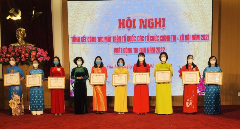 Đồng chí Nguyễn Thị Hiền Thuý - Uỷ viên Thường vụ, Chánh Văn phòng Hội LHPN tặng bằng khen của Thành Hội cho các cơ sở Hội đạt thành tích xuất sắc