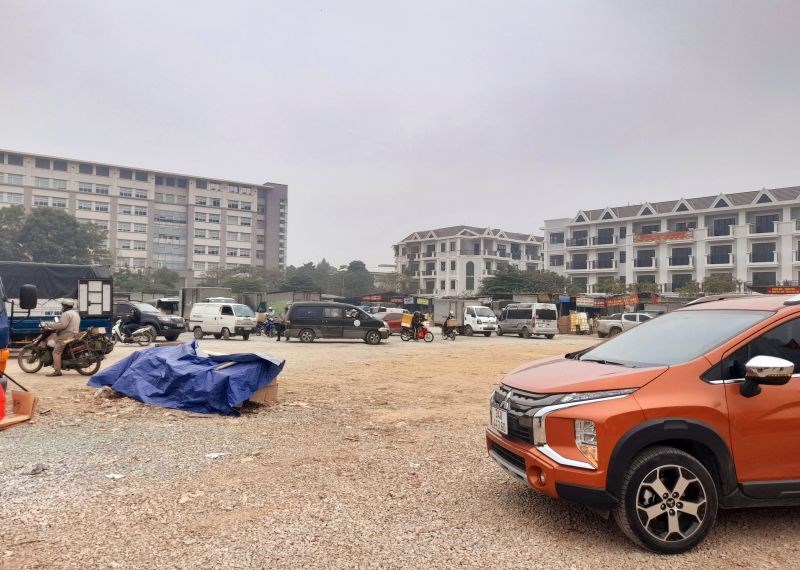 Bãi xe hoạt động công khai với lượng người và phương tiện vào ra tấp nập trong những ngày Hà Nội đang căng thẳng với những ca nhiễm SARS-CoV-2 tăng vọt.