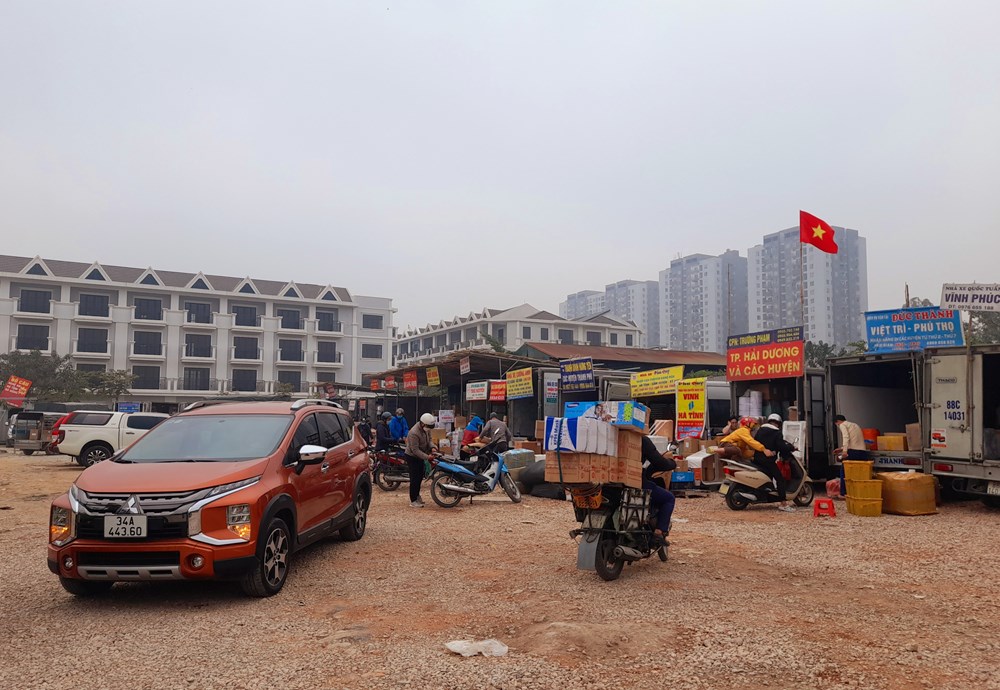 Bãi xe không phép quy mô lớn trên đường Nguyễn Xiển ngang nhiên tồn tại - ảnh 5