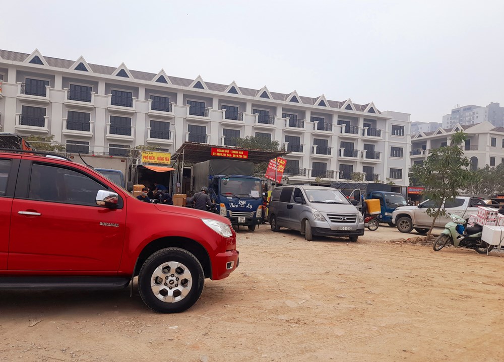 Bãi xe không phép quy mô lớn trên đường Nguyễn Xiển ngang nhiên tồn tại - ảnh 6