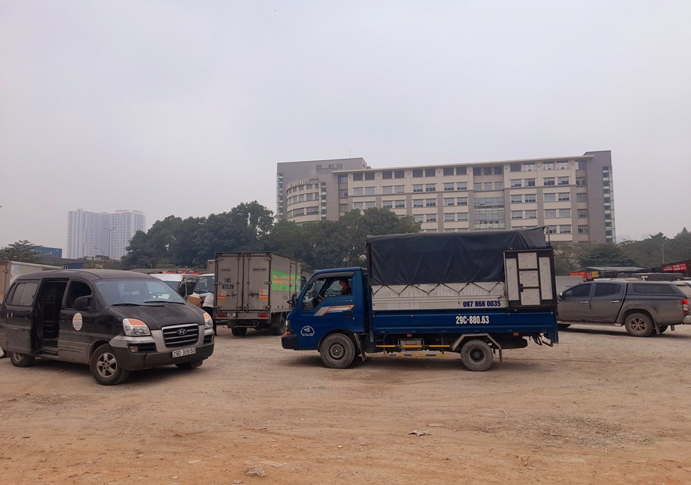 Bãi xe không phép quy mô lớn trên đường Nguyễn Xiển ngang nhiên tồn tại - ảnh 9
