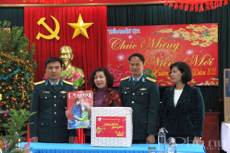Đồng chí Lê Thị Thiên Hương giới thiệu ấn phẩm Tết của báo Phụ nữ Thủ đô tới các cán bộ, chiến sĩ