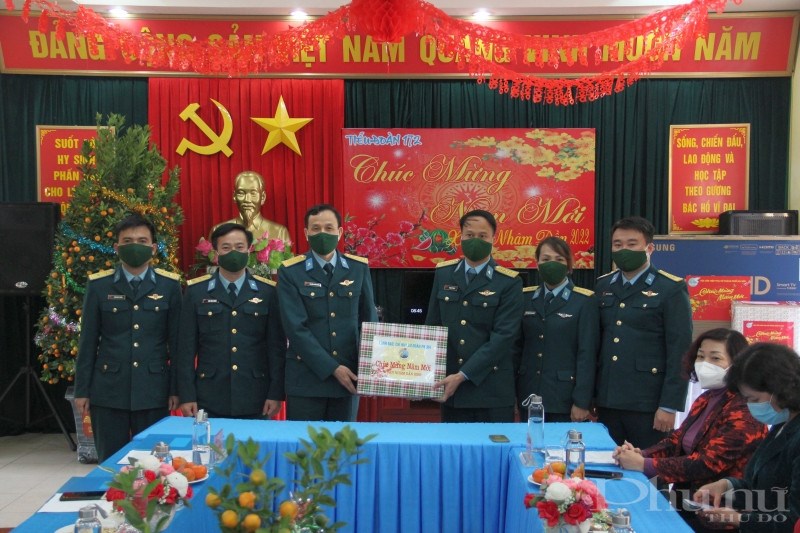 Hội LHPN Hà Nội thăm, chúc Tết Sư đoàn Phòng không 361 và các đơn vị trực thuộc - ảnh 19