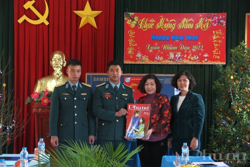 Hội LHPN Hà Nội thăm, chúc Tết Sư đoàn Phòng không 361 và các đơn vị trực thuộc - ảnh 17