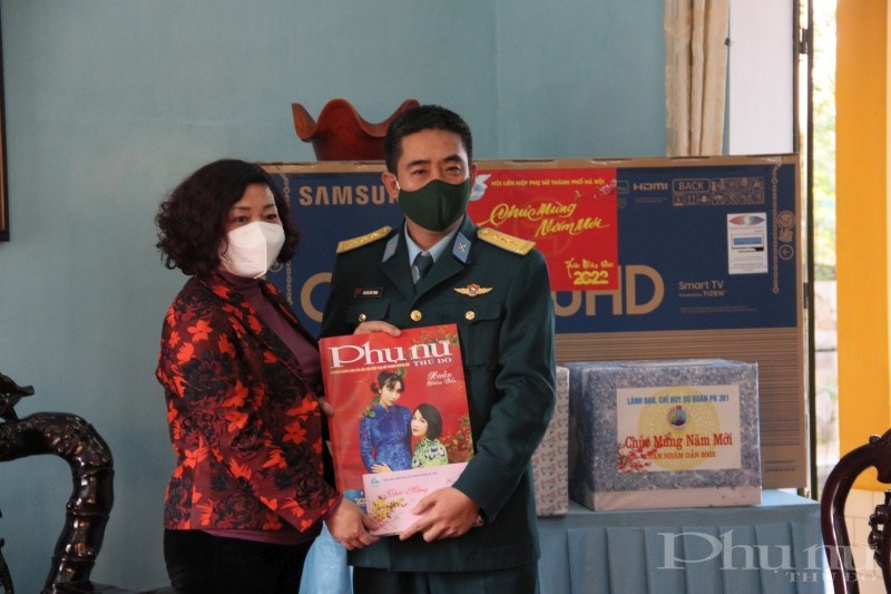 Đồng chí Lê Thị Thiên Hương tặng quà, báo Tết Phụ nữ Thủ đô cho cán bộ, chiến sĩ