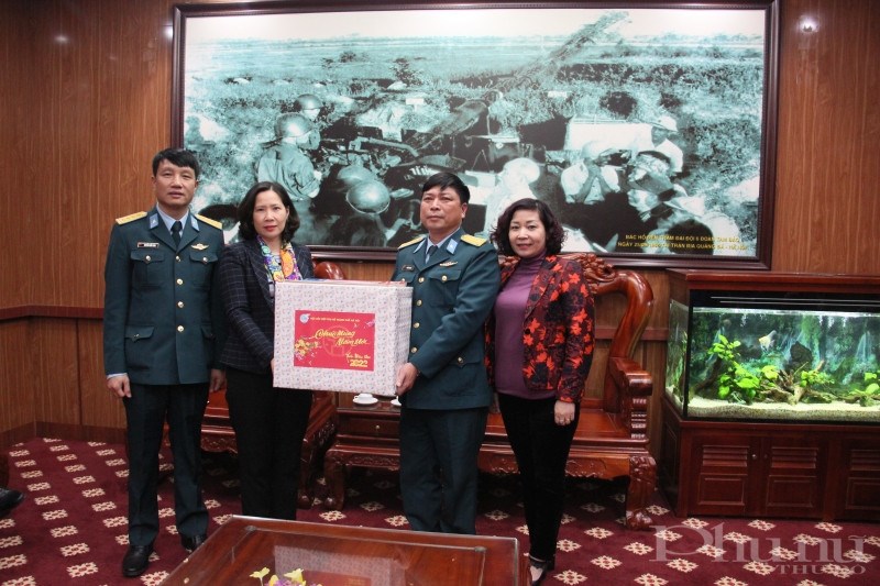 Đại diện lãnh đạo Hội LHPN Hà Nội thăm, tặng quà Tết cho Sư đoàn Phòng không 361.