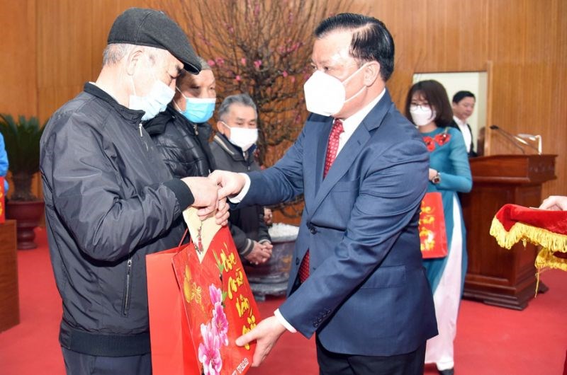 Bí thư Thành ủy Hà Nội Đinh Tiến Dũng tặng quà các gia đình chính sách, đối tượng khó khăn, lao động nghèo nhân dịp Xuân Nhâm Dần 2022.