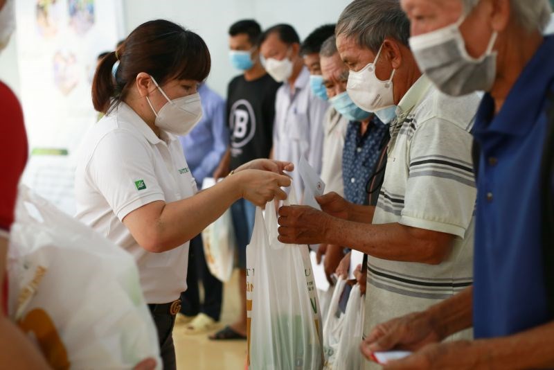 Chương trình đã phối hợp với đoàn bác sĩ Bệnh viện Hùng Vương khám chữa bệnh và phát thuốc cho 100 người dân