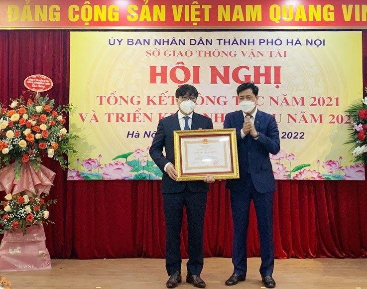 Thứ trưởng Bộ Giao thông Vận tải Nguyễn Ngọc Đông đã trao Huân chương Lao động hạng Nhì tặng Giám đốc Sở Giao thông Vận tải Vũ Văn Viện