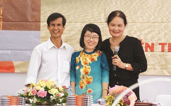 Thầy giáo Nguyễn Đức Thạch cùng nhà văn Kim Hòa và nhà văn Bích Ngân trong buổi giao lưu với độc giả tại TP HCM