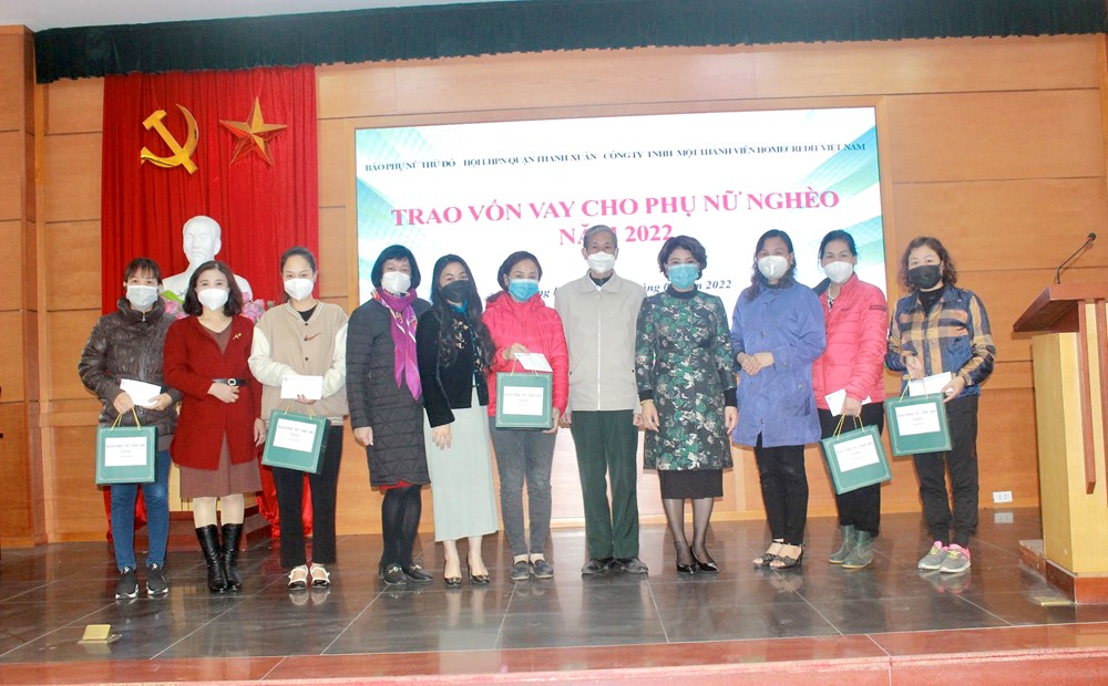 Lãnh đạo báo Phụ nữ Thủ đô, Hội LHPN quận Thanh Xuân, công ty Home Credit trao tiền vốn và quà Tết của Báo cho các chị em