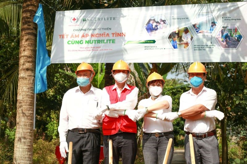 Ông Trần Trường Sơn – Chủ tịch Hội Chữ thập đỏ TP.HCM cùng đoàn làm lễ khởi công cải tạo đường
