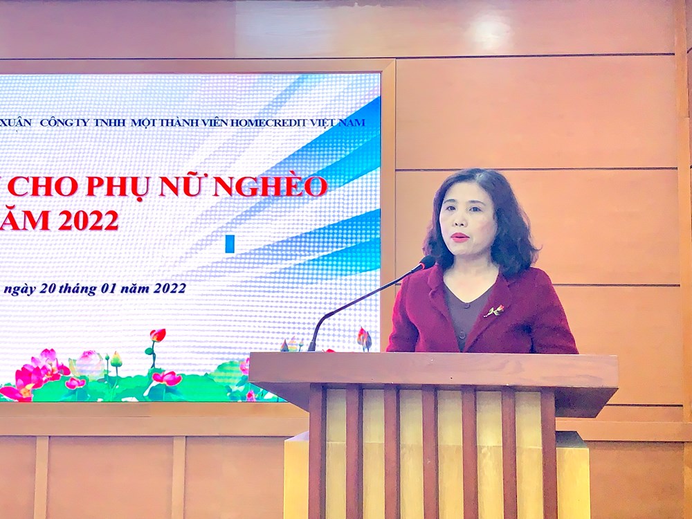 Phó Chủ tịch Hội LHPN quận Thanh Xuân phát biểu tại buổi lễ,
