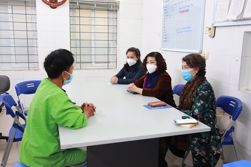 Hội LHPN TP Hà Nội thăm hỏi, động viên gia đình cháu bé đang điều trị tại bệnh viện Xanh - Pon