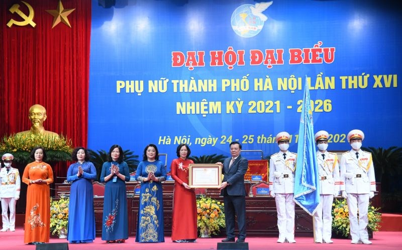 Đồng chí Đinh Tiến Dũng, Bí thư thành ủy Hà Nội trao Huân chương lao động hạng Nhất ( lần thứ 2) cho Hội LHPN Hà Nội tại Đại hội Đại biểu Phụ nữ thành phố Hà Nội lần thứ XVI