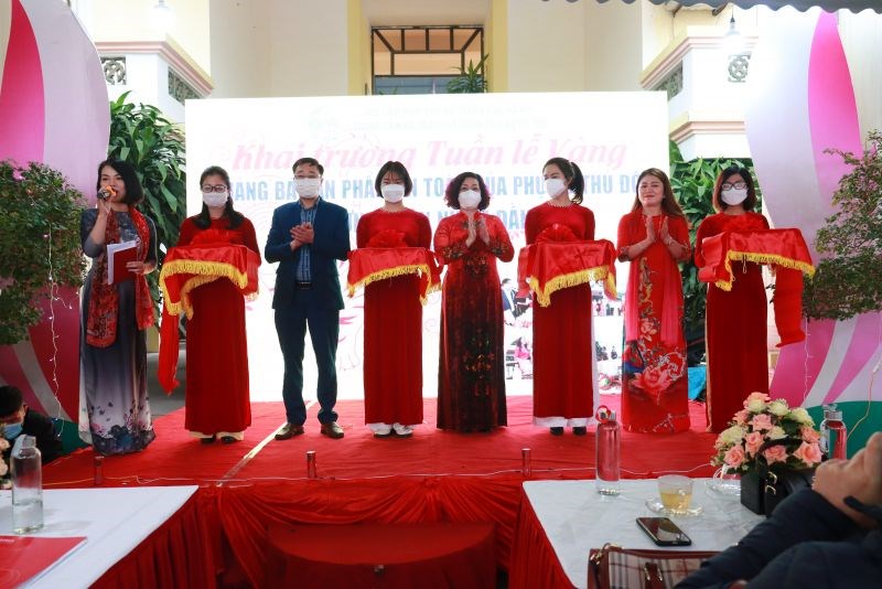 Đồng chí Lê Thị Thiên Hương, Phó Chủ tịch Hội LHPN Hà Nội (đứng giữa) cùng các đại biểu cắt băng khai mạc Tuần lễ vàng